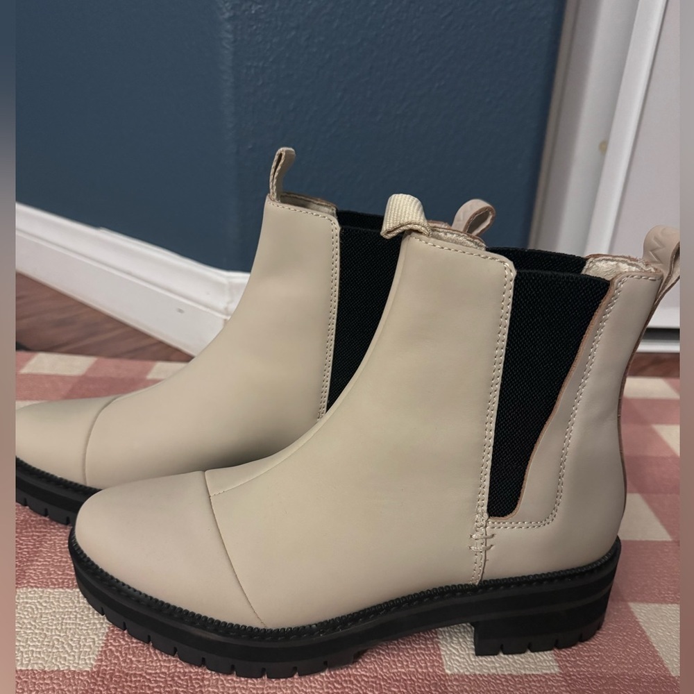 Toms Dakota boot size 7.5 Brand New without the box color light beige